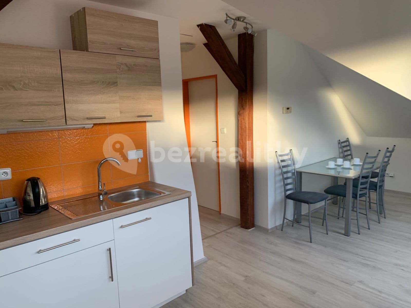 Prenájom bytu 3-izbový 60 m², Jeremiášova, Praha, Praha Prenájom bytu 3-izbový 60 m², Jeremiášova, Praha, Praha