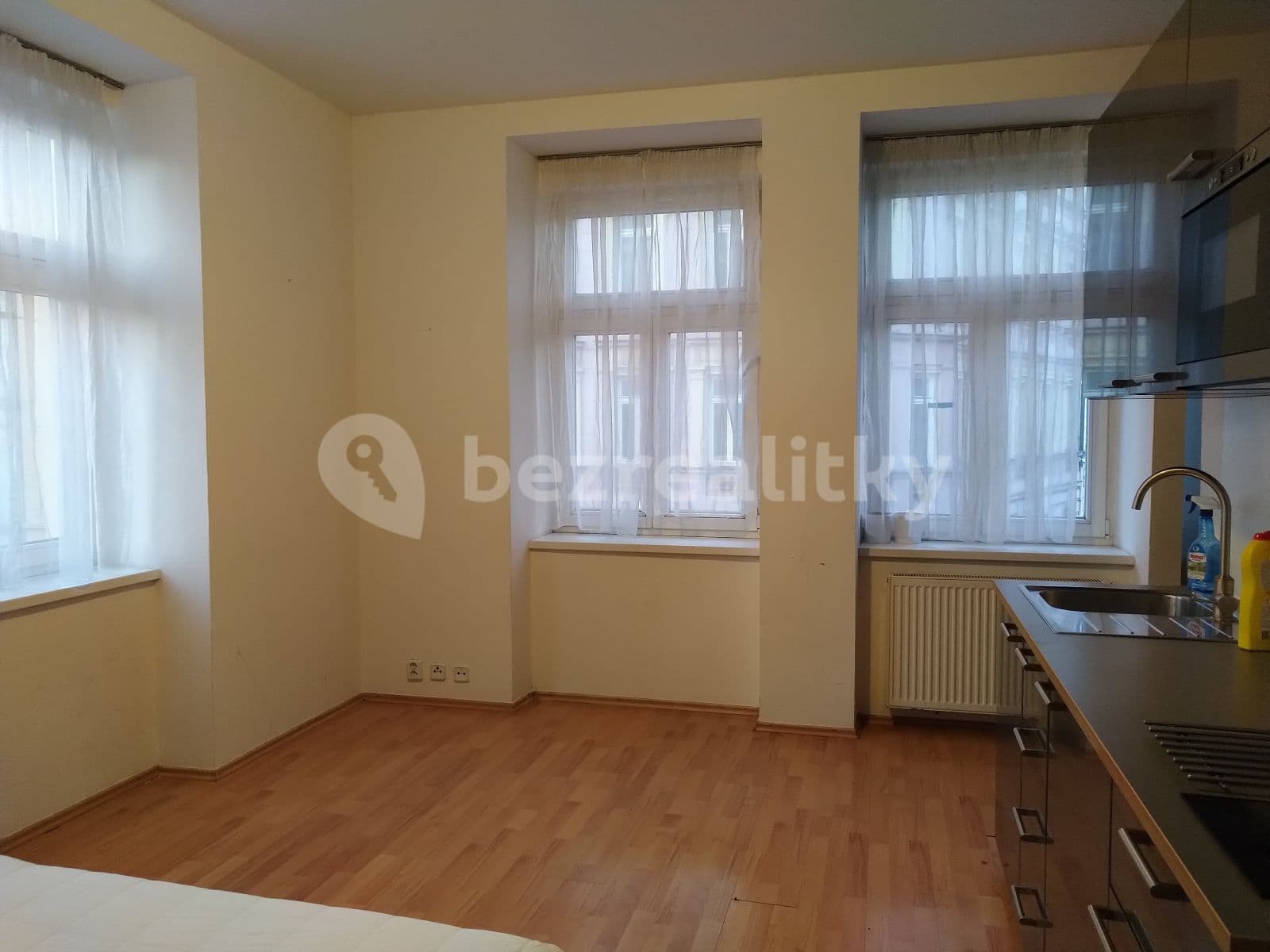 Prenájom bytu Garsoniéra 35 m², Havlíčkovo Náměstí, Praha, Praha Prenájom bytu Garsoniéra 35 m², Havlíčkovo Náměstí, Praha, Praha