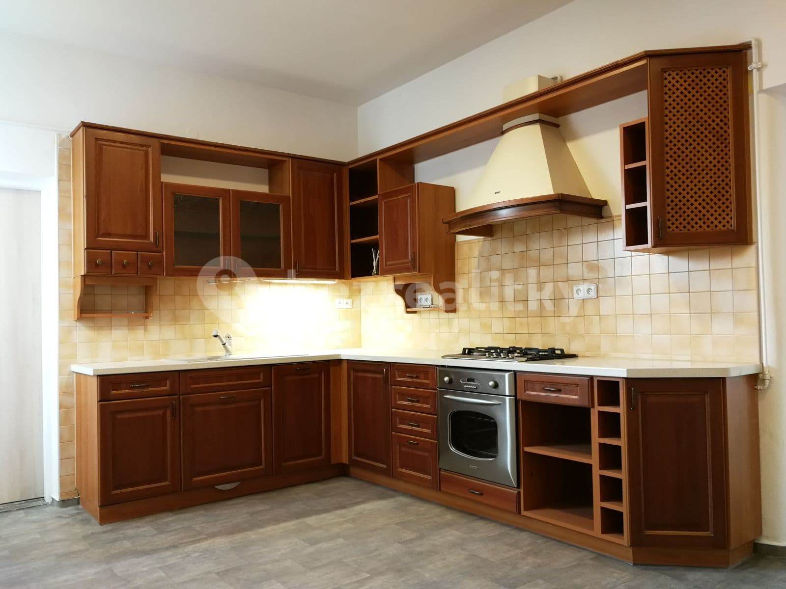 Prenájom bytu 4-izbový 155 m², Tř. Svobody, Olomouc, Olomoucký kraj Prenájom bytu 4-izbový 155 m², Tř. Svobody, Olomouc, Olomoucký kraj
