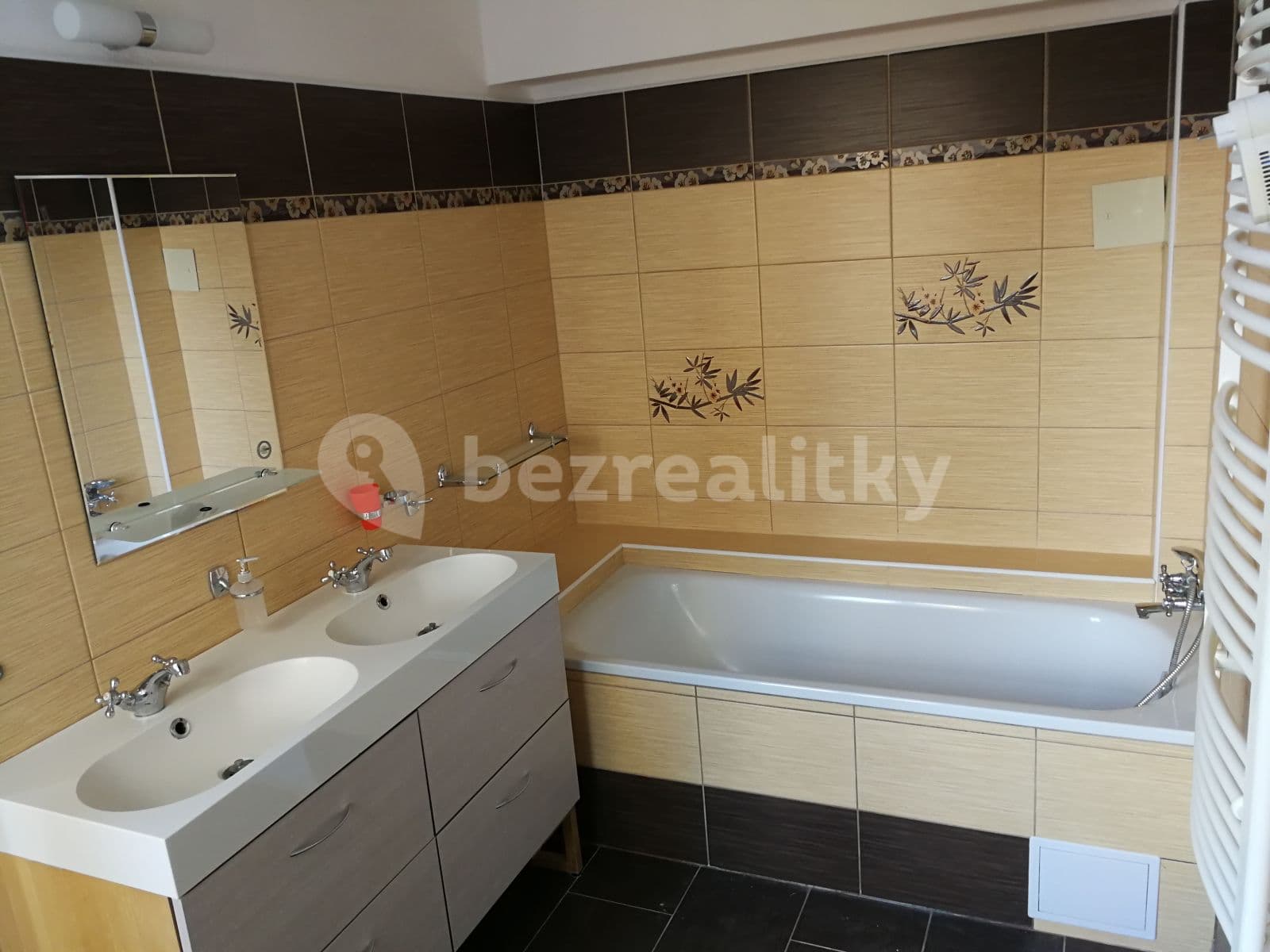 Prenájom bytu 4-izbový 155 m², Tř. Svobody, Olomouc, Olomoucký kraj Prenájom bytu 4-izbový 155 m², Tř. Svobody, Olomouc, Olomoucký kraj