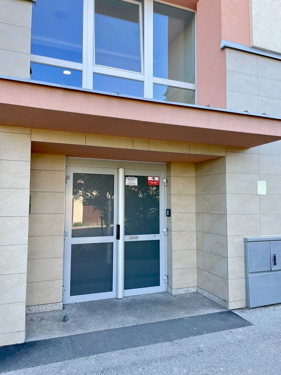 Prenájom bytu 1-izbový 25 m², Kominárska, Nové Mesto, Bratislavský kraj Prenájom bytu 1-izbový 25 m², Kominárska, Nové Mesto, Bratislavský kraj