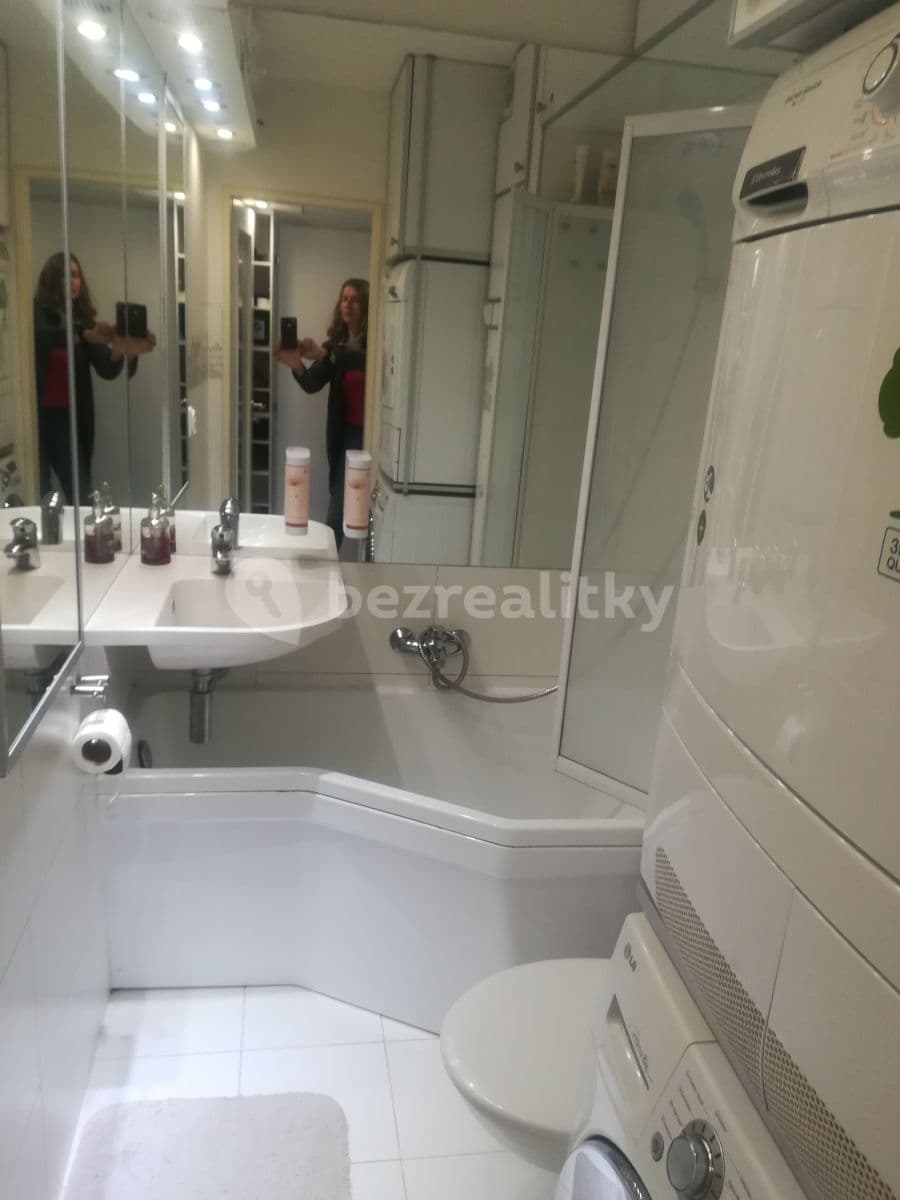 Prenájom bytu 3-izbový 42 m², Molákova, Praha, Praha Prenájom bytu 3-izbový 42 m², Molákova, Praha, Praha