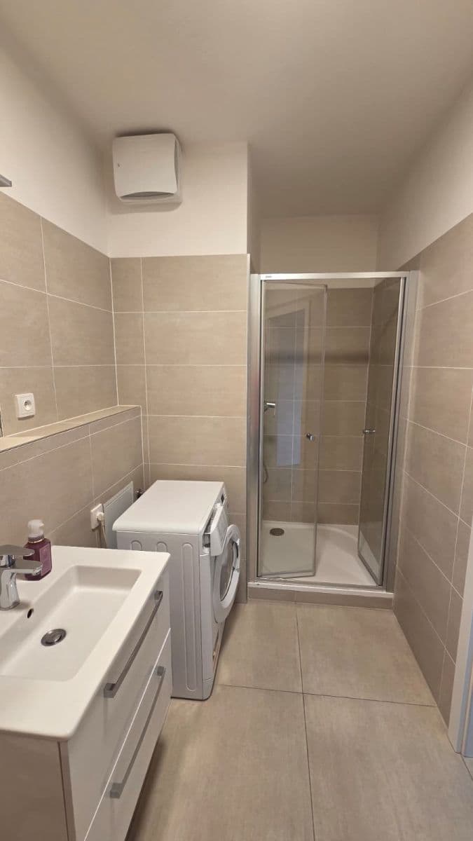 Prenájom bytu 1-izbový 39 m², Československého exilu, Praha, Praha Prenájom bytu 1-izbový 39 m², Československého exilu, Praha, Praha