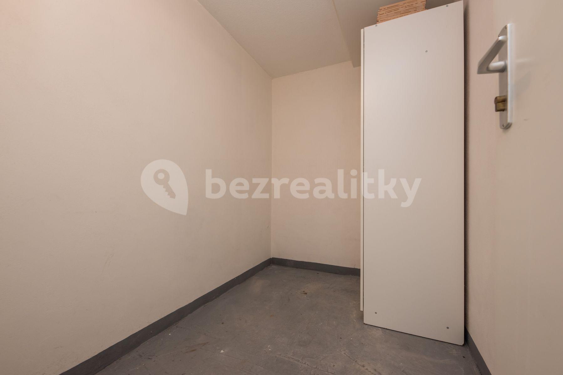 Prenájom bytu 1-izbový 27 m², Štúrova, Praha, Praha