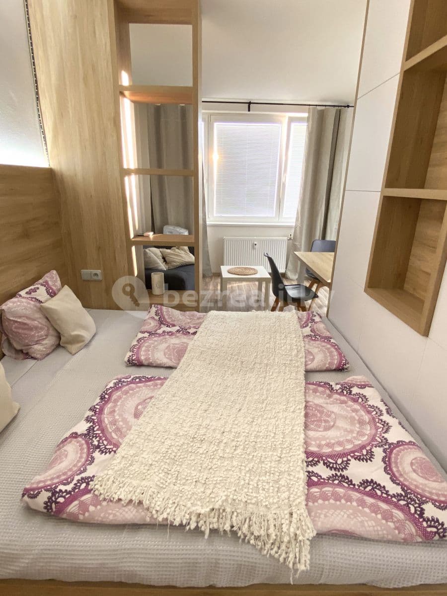 Prenájom bytu 1-izbový 32 m², Topolová, Praha, Praha Prenájom bytu 1-izbový 32 m², Topolová, Praha, Praha