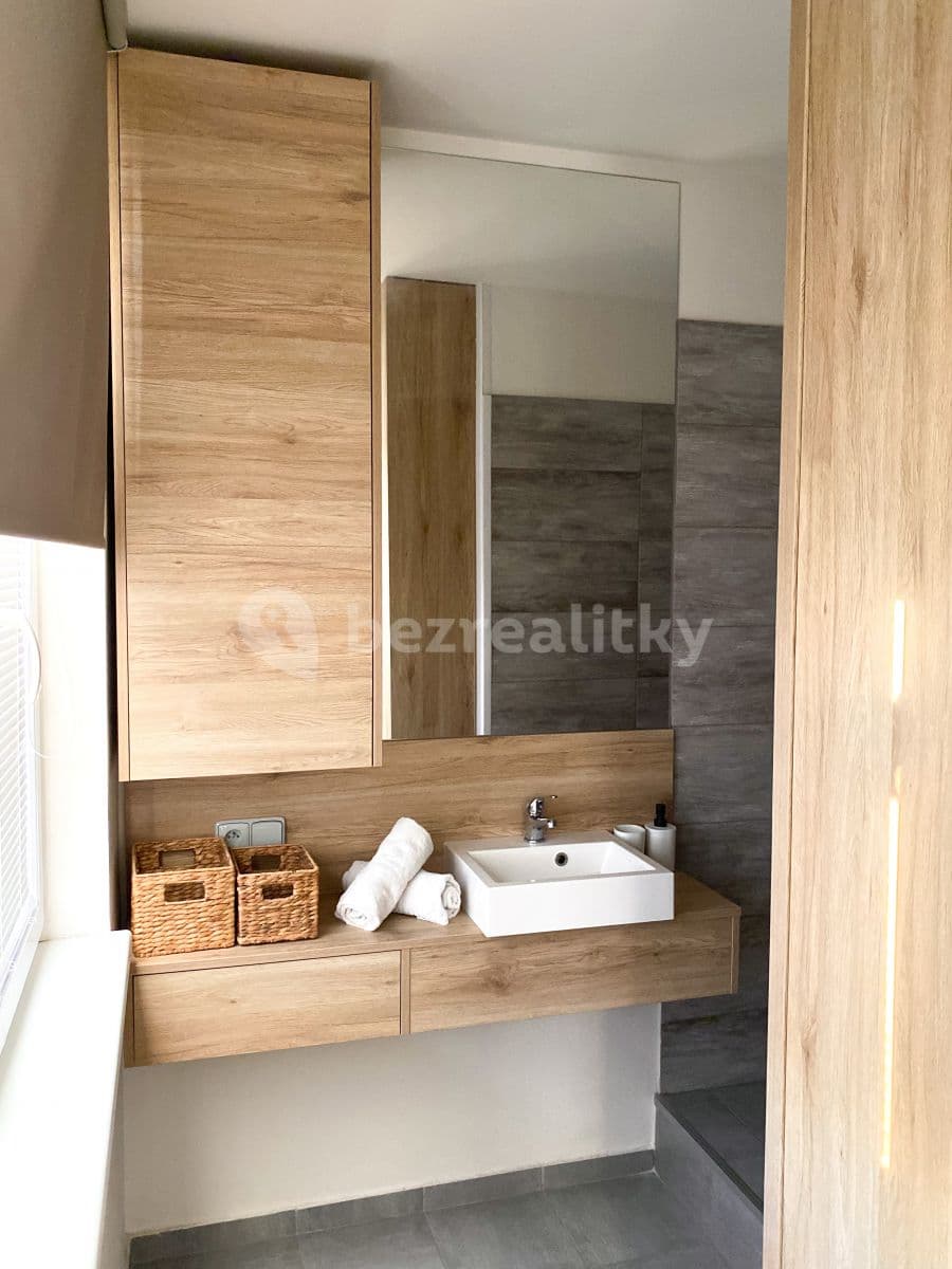 Prenájom bytu 1-izbový 32 m², Topolová, Praha, Praha Prenájom bytu 1-izbový 32 m², Topolová, Praha, Praha
