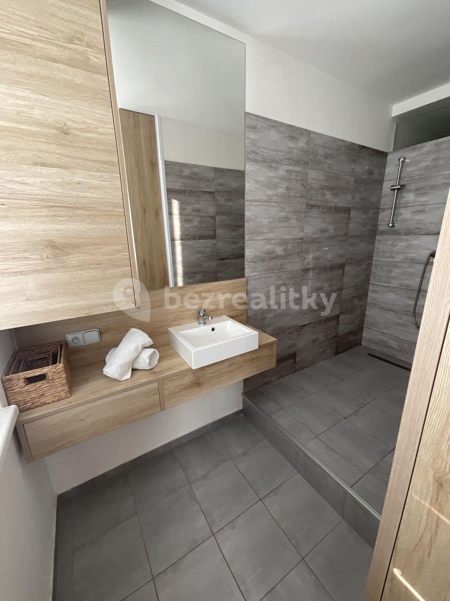 Prenájom bytu 1-izbový 32 m², Topolová, Praha, Praha Prenájom bytu 1-izbový 32 m², Topolová, Praha, Praha
