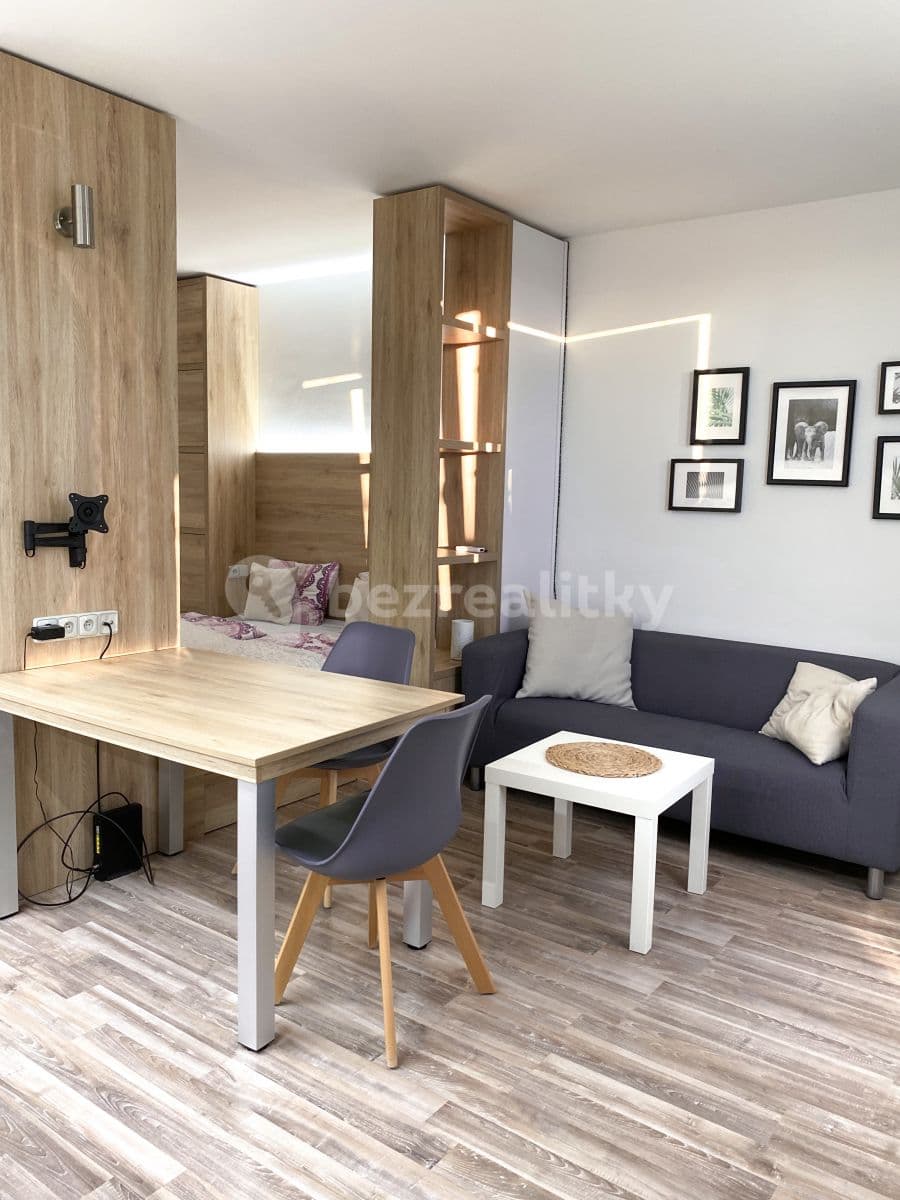 Prenájom bytu 1-izbový 32 m², Topolová, Praha, Praha Prenájom bytu 1-izbový 32 m², Topolová, Praha, Praha