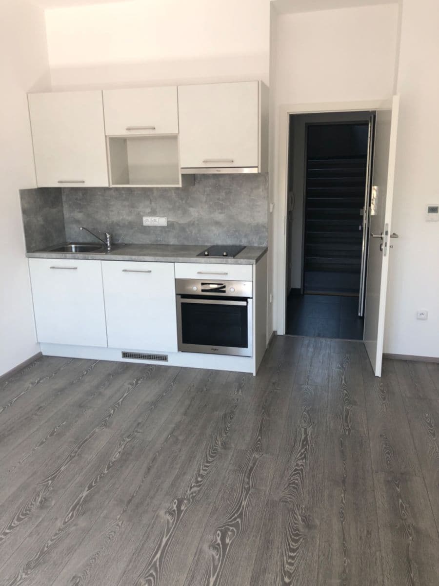 Prenájom bytu 1-izbový 28 m², Omská, Praha, Praha Prenájom bytu 1-izbový 28 m², Omská, Praha, Praha