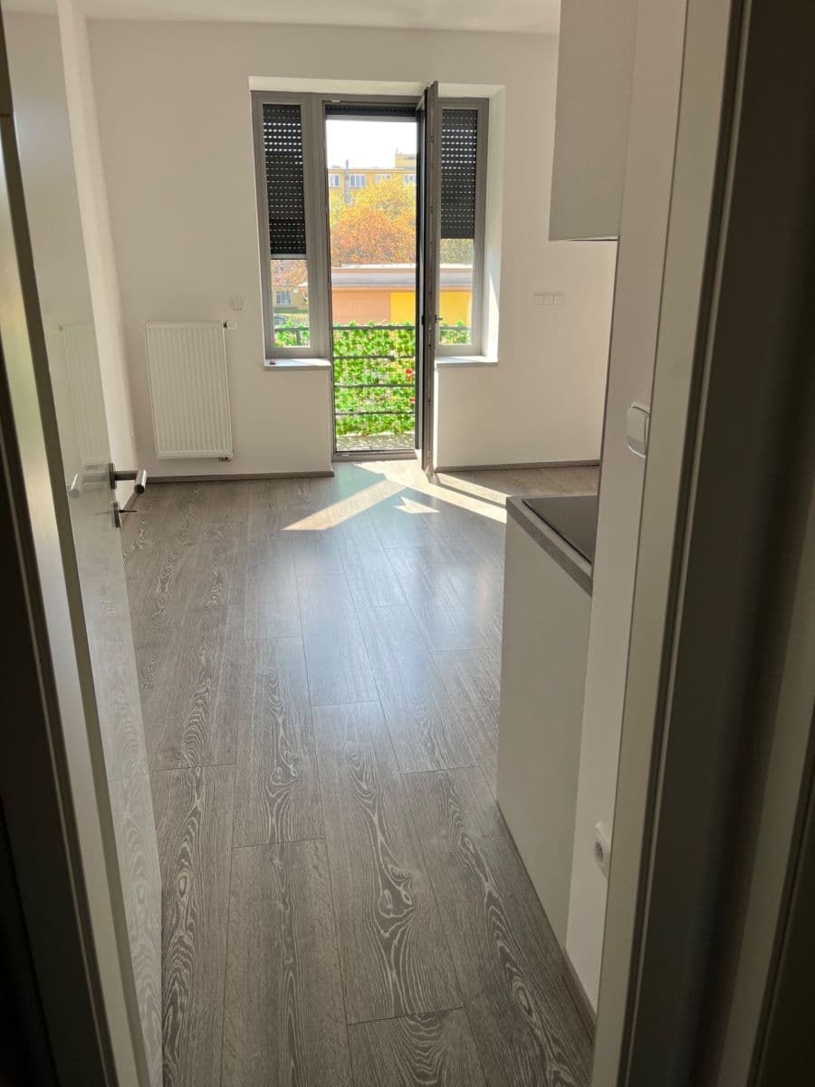 Prenájom bytu 1-izbový 28 m², Omská, Praha, Praha Prenájom bytu 1-izbový 28 m², Omská, Praha, Praha