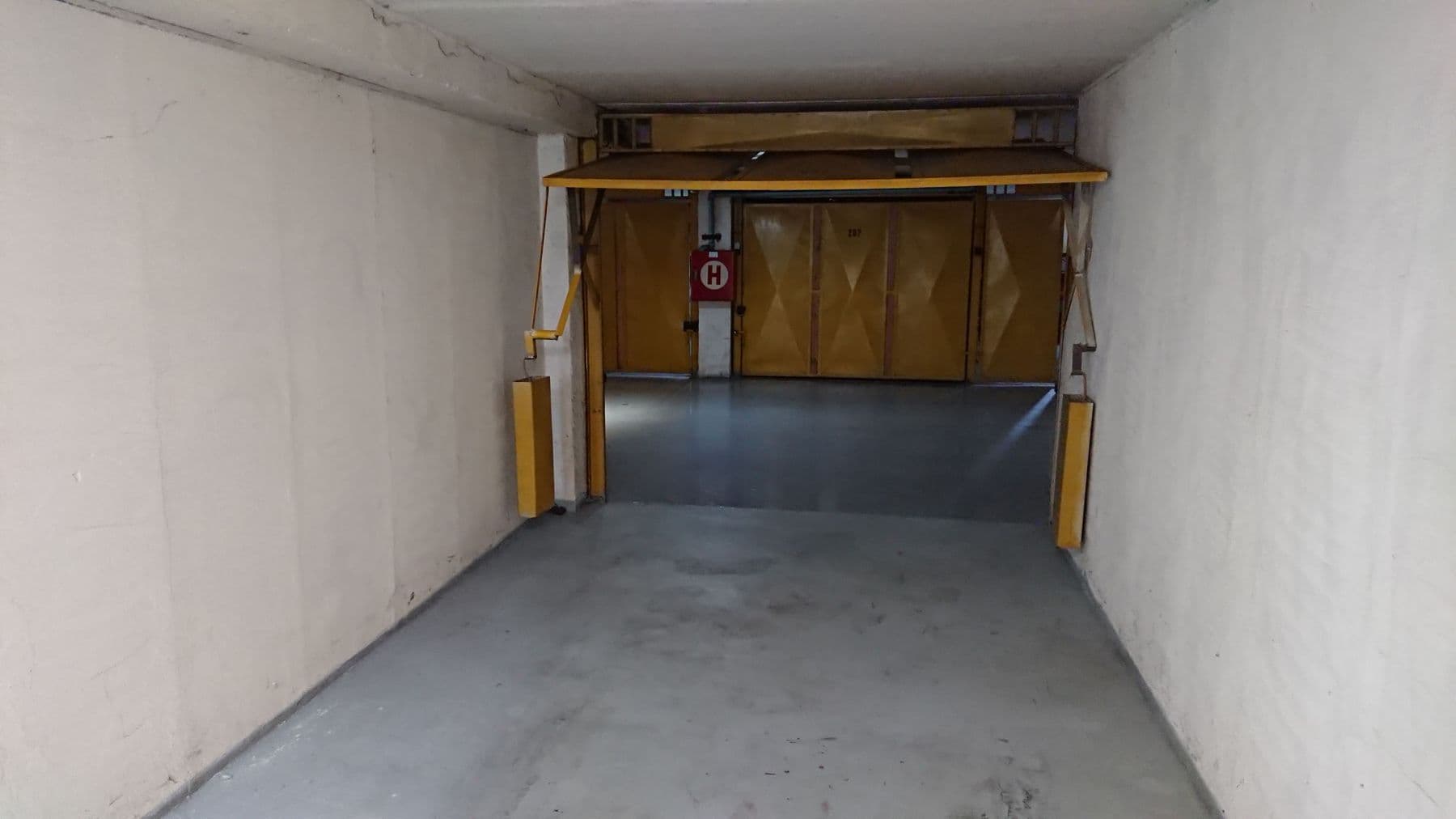 Prenájom garáže 19 m², Navigátorů, Praha, Praha Prenájom garáže 19 m², Navigátorů, Praha, Praha