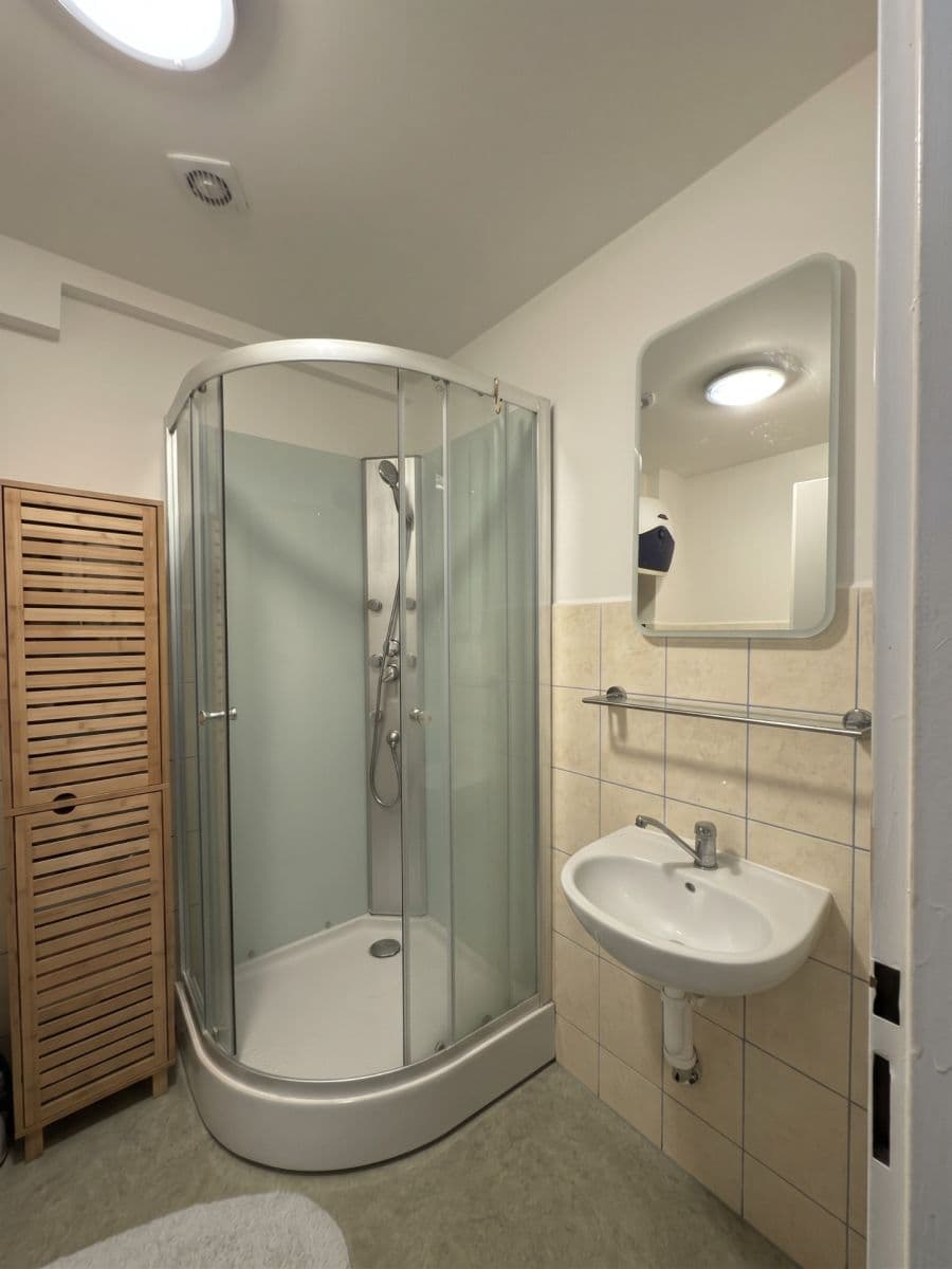 Prenájom bytu 1-izbový 25 m², Zbynická, Praha, Praha Prenájom bytu 1-izbový 25 m², Zbynická, Praha, Praha