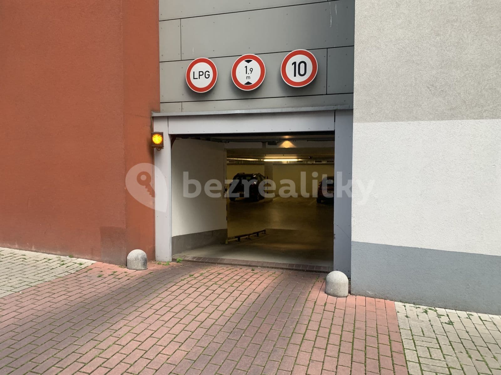 Prenájom garáže 13 m², Jeseniova, Praha, Praha Prenájom garáže 13 m², Jeseniova, Praha, Praha