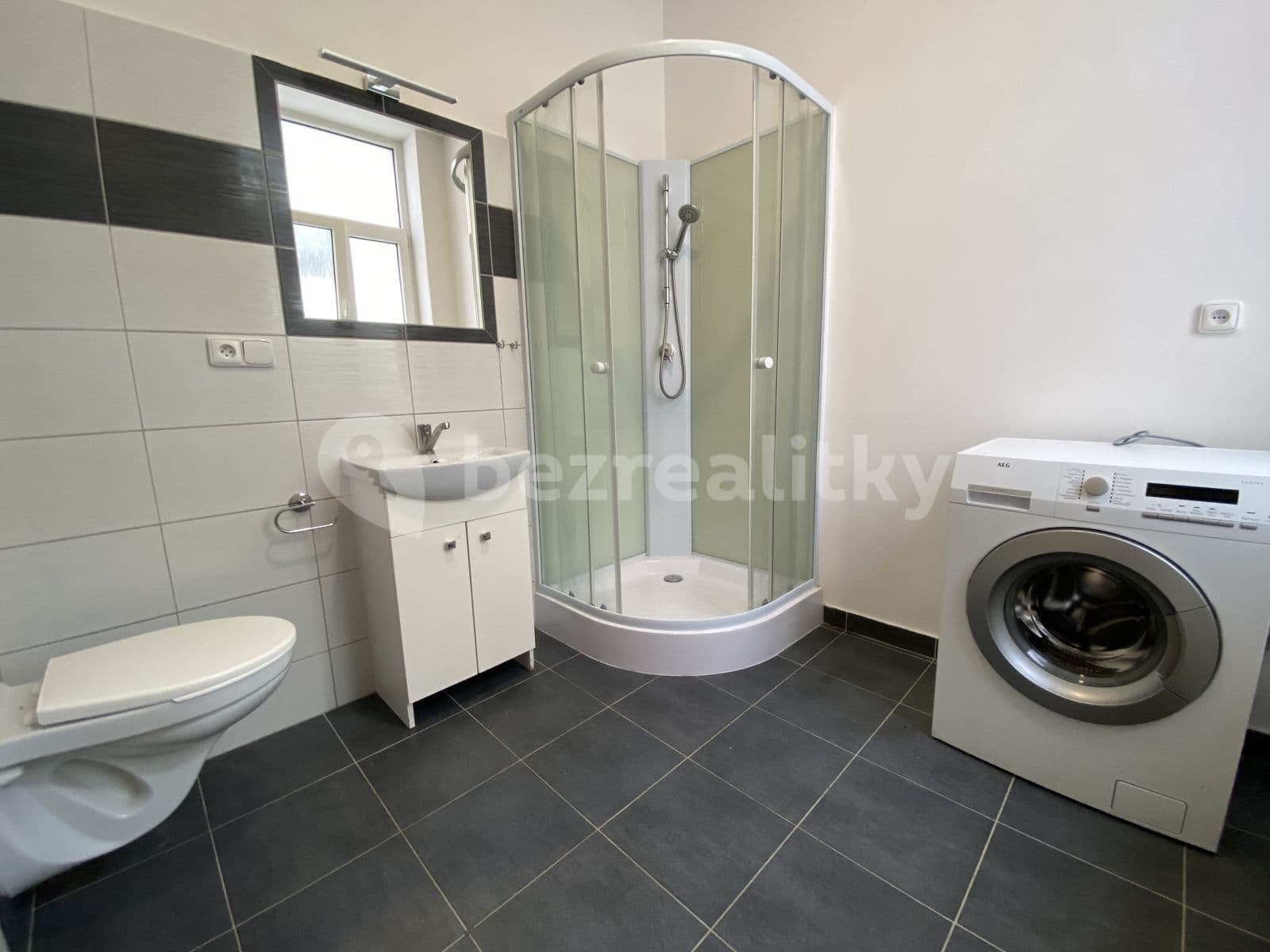 Prenájom bytu 1-izbový 18 m², Riegrovo Náměstí, Poděbrady, Středočeský kraj Prenájom bytu 1-izbový 18 m², Riegrovo Náměstí, Poděbrady, Středočeský kraj