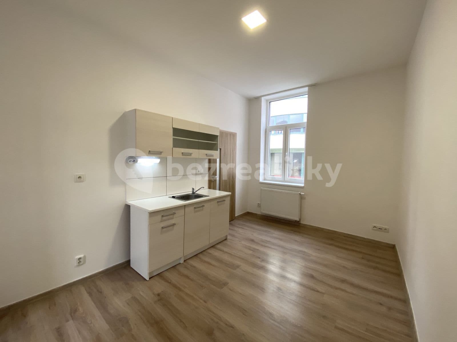 Prenájom bytu 1-izbový 18 m², Riegrovo Náměstí, Poděbrady, Středočeský kraj Prenájom bytu 1-izbový 18 m², Riegrovo Náměstí, Poděbrady, Středočeský kraj