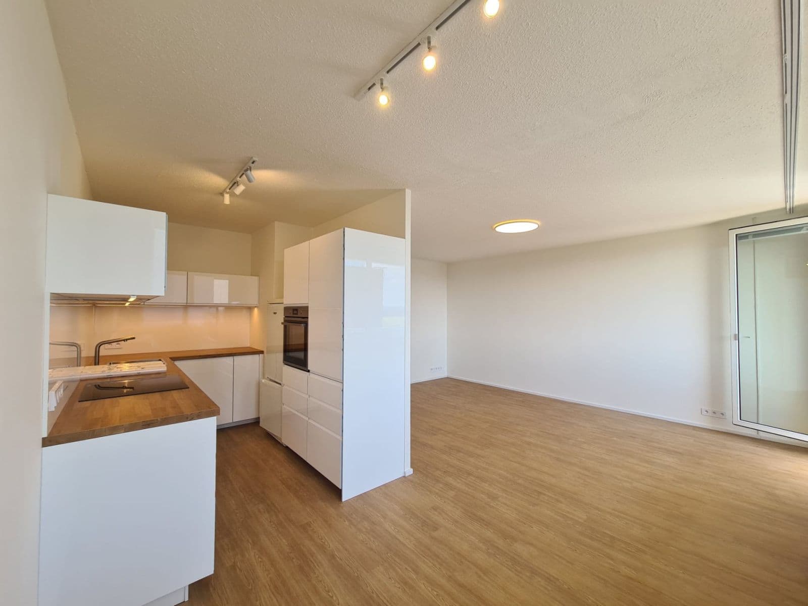 Prenájom bytu 3-izbový 72 m², Frostova, Praha, Praha Prenájom bytu 3-izbový 72 m², Frostova, Praha, Praha