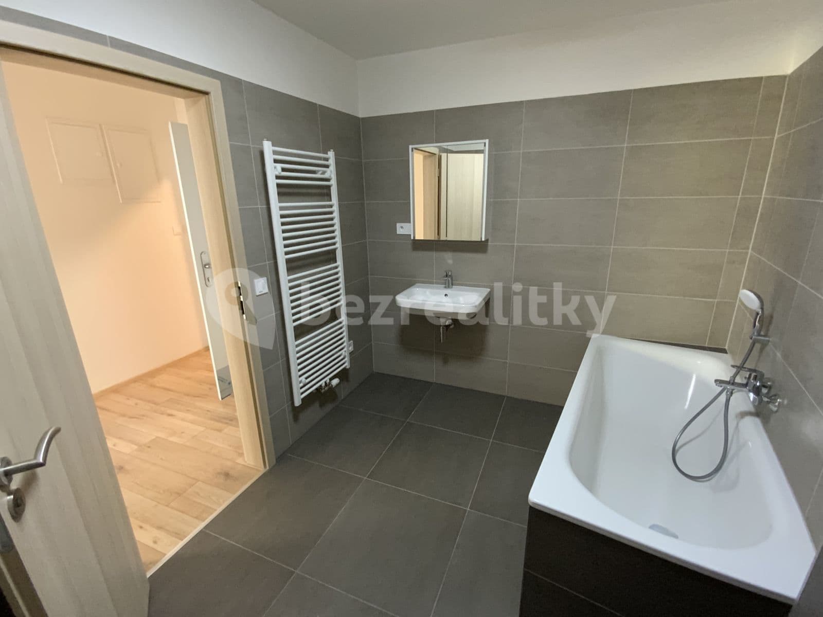 Prenájom bytu 1-izbový 65 m², Masarykovo náměstí, Šlapanice, Jihomoravský kraj Prenájom bytu 1-izbový 65 m², Masarykovo náměstí, Šlapanice, Jihomoravský kraj