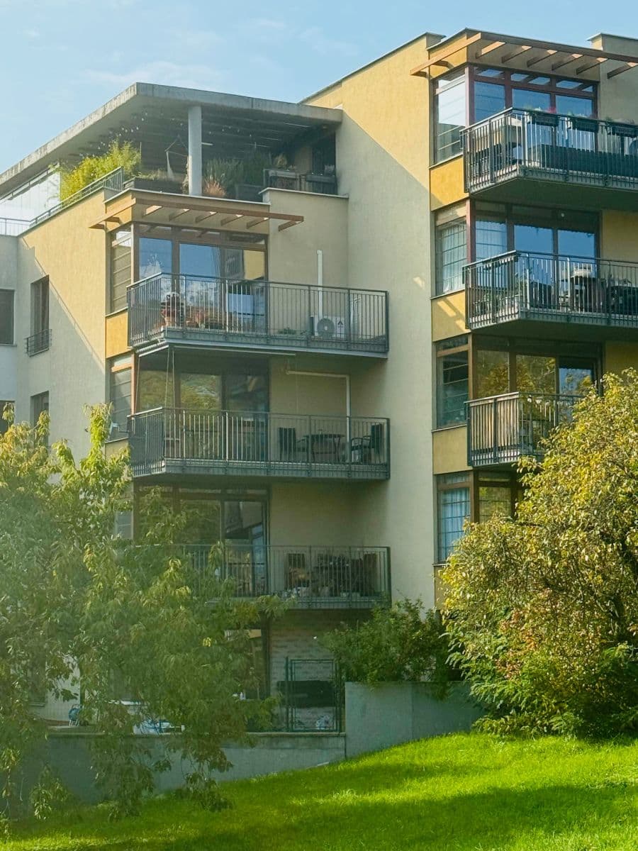 Prenájom garáže 18 m², Nad Rokoskou, Praha, Praha Prenájom garáže 18 m², Nad Rokoskou, Praha, Praha