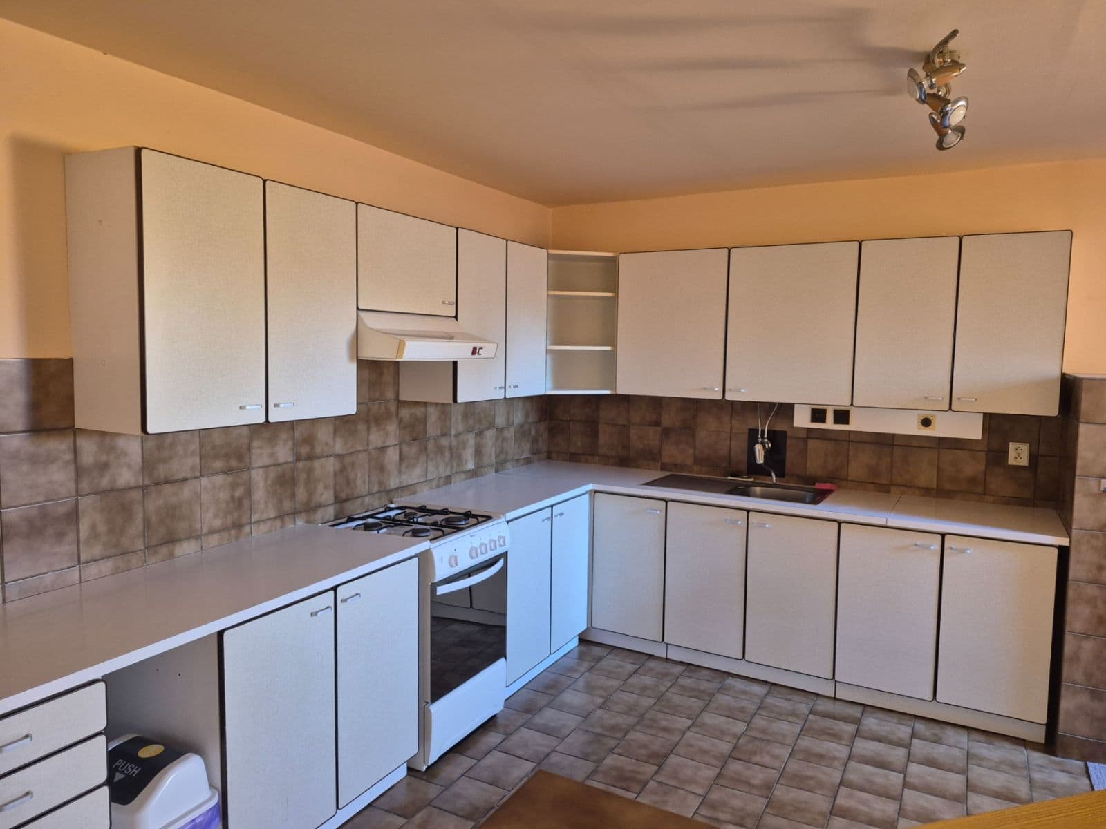 Prenájom bytu 3-izbový 500 m², Na Vaňhově, Praha, Praha Prenájom bytu 3-izbový 500 m², Na Vaňhově, Praha, Praha