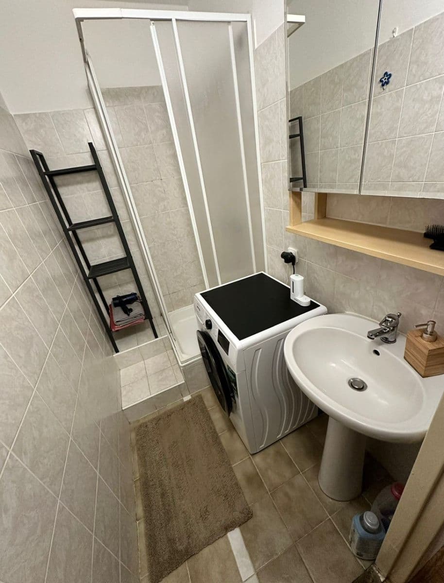 Prenájom bytu 1-izbový 42 m², Hennerova, Praha, Praha Prenájom bytu 1-izbový 42 m², Hennerova, Praha, Praha