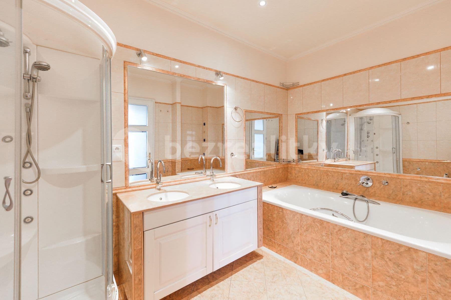 Prenájom bytu 4-izbový 134 m², Krakovská, Praha, Praha Prenájom bytu 4-izbový 134 m², Krakovská, Praha, Praha