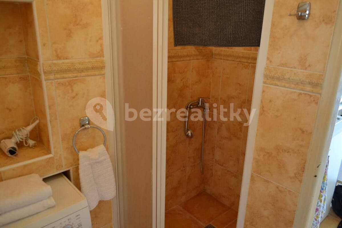 Prenájom bytu Garsoniéra 30 m², náměstí Jiřího z Lobkovic, Praha, Praha Prenájom bytu Garsoniéra 30 m², náměstí Jiřího z Lobkovic, Praha, Praha