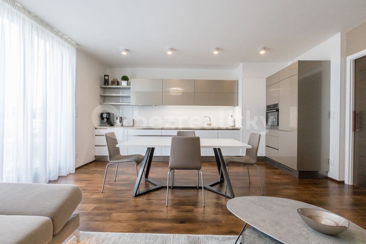 Prenájom bytu 3-izbový 120 m², Koněvova, Praha, Praha Prenájom bytu 3-izbový 120 m², Koněvova, Praha, Praha