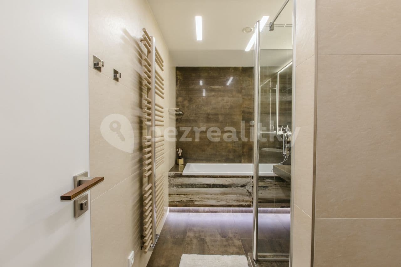 Prenájom bytu 3-izbový 120 m², Koněvova, Praha, Praha Prenájom bytu 3-izbový 120 m², Koněvova, Praha, Praha