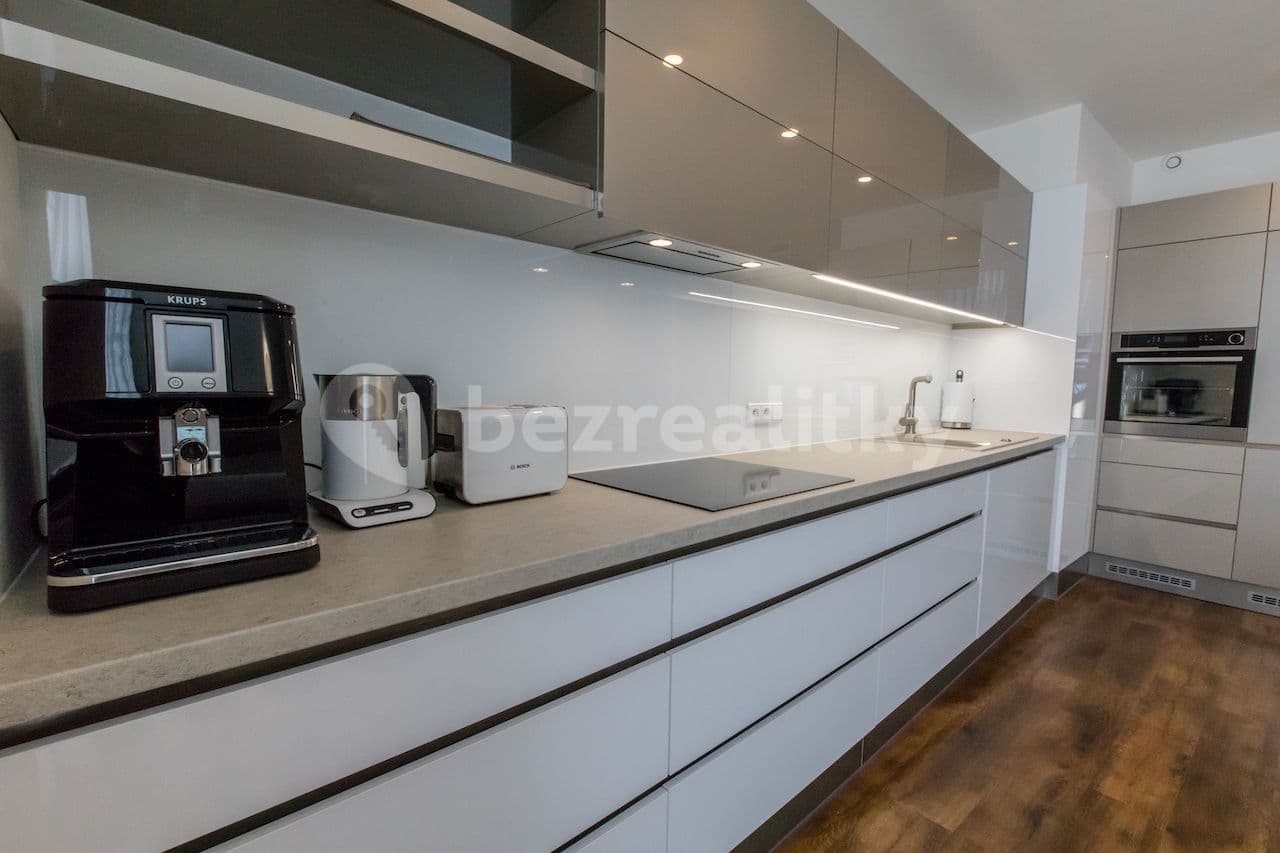 Prenájom bytu 3-izbový 120 m², Koněvova, Praha, Praha Prenájom bytu 3-izbový 120 m², Koněvova, Praha, Praha