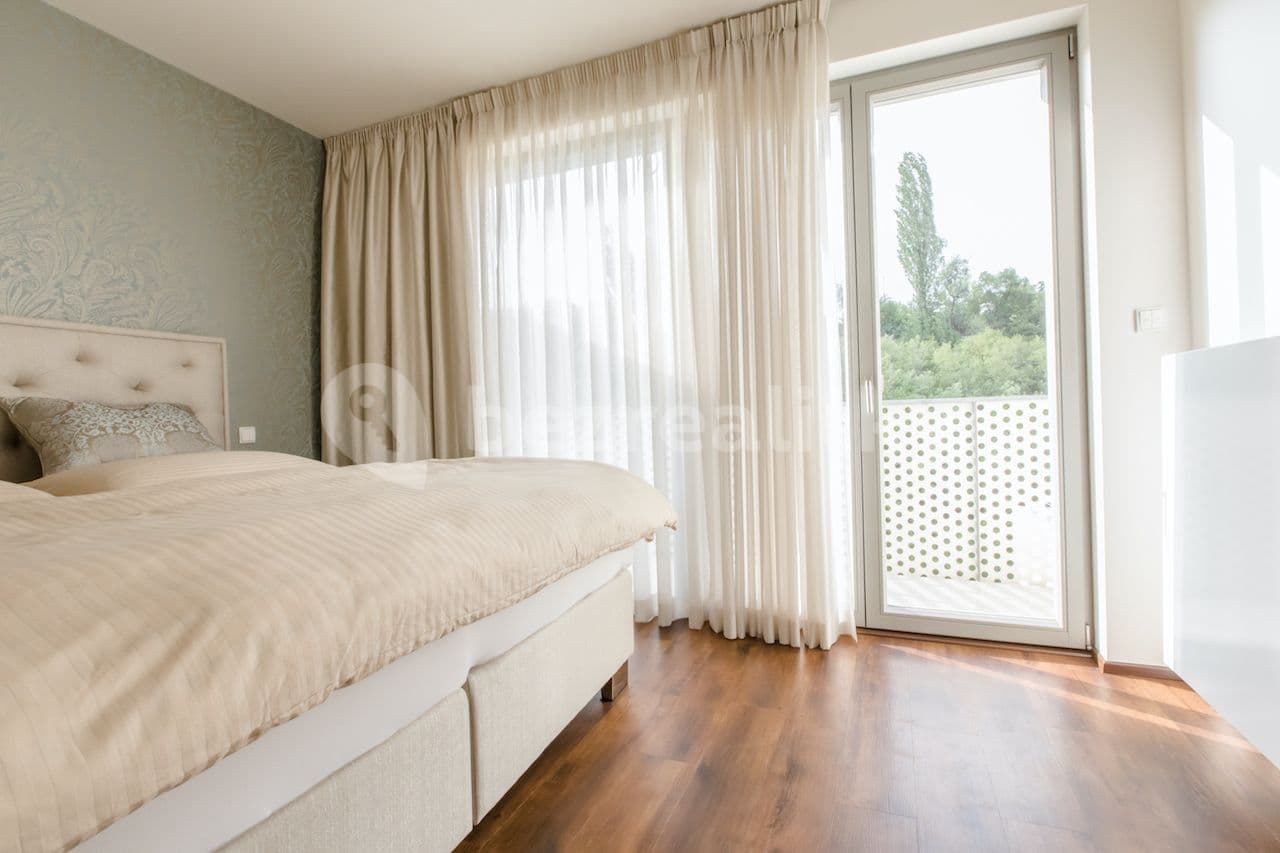 Prenájom bytu 3-izbový 120 m², Koněvova, Praha, Praha Prenájom bytu 3-izbový 120 m², Koněvova, Praha, Praha