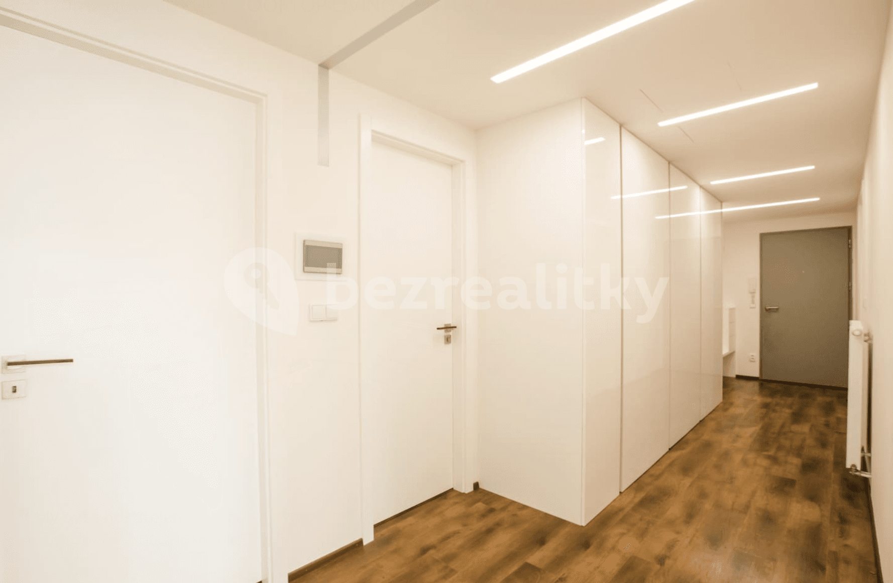 Prenájom bytu 3-izbový 120 m², Koněvova, Praha, Praha Prenájom bytu 3-izbový 120 m², Koněvova, Praha, Praha