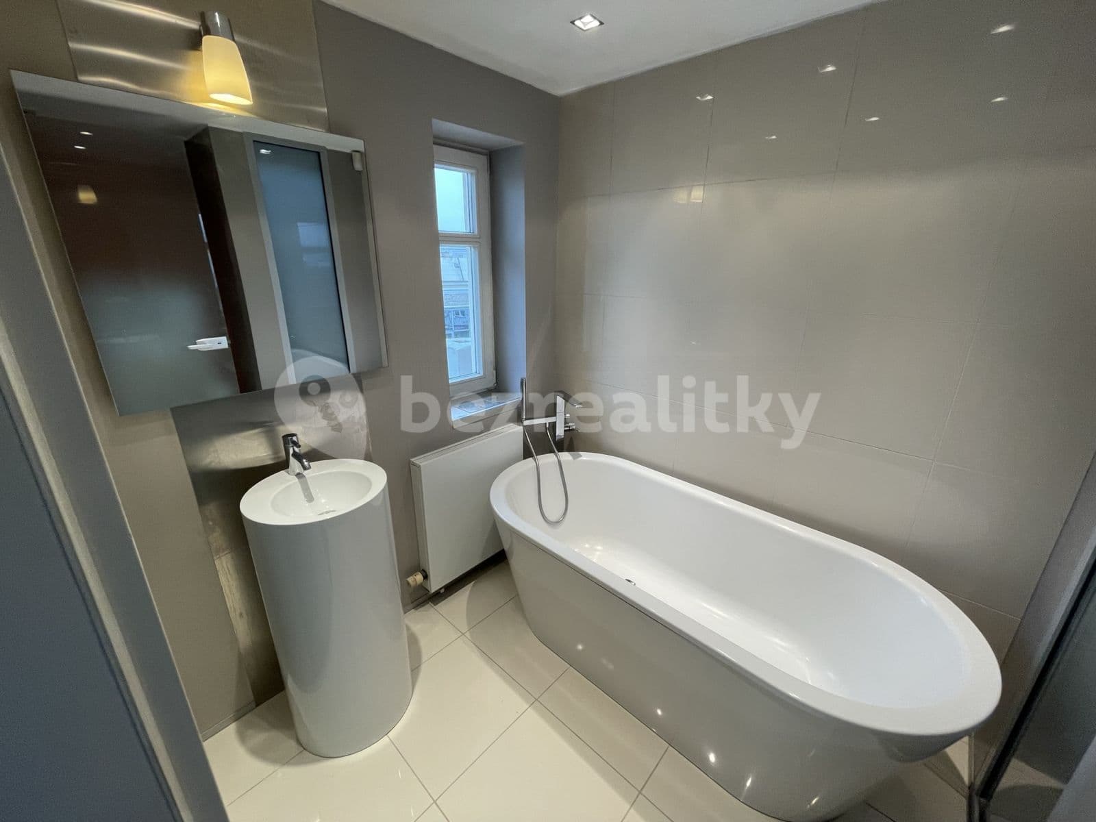 Prenájom bytu 3-izbový 94 m², Krakovská, Praha, Praha Prenájom bytu 3-izbový 94 m², Krakovská, Praha, Praha