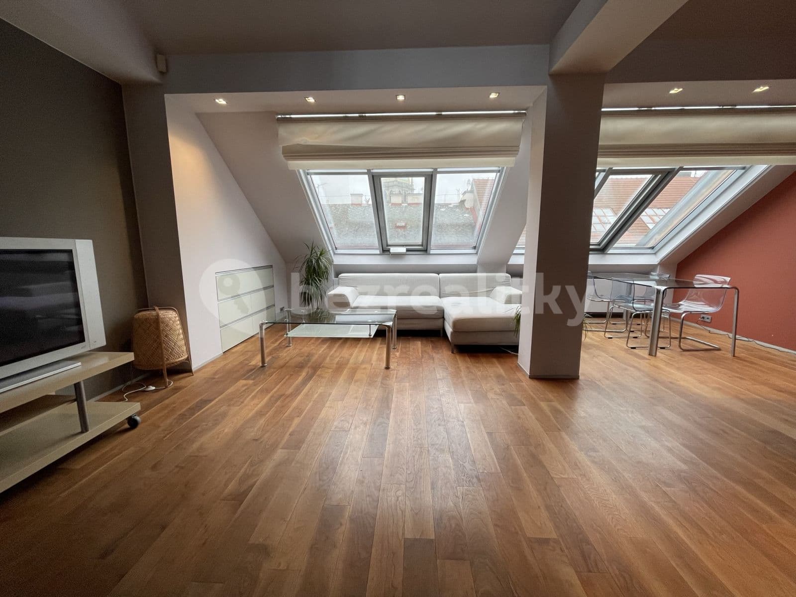 Prenájom bytu 3-izbový 94 m², Krakovská, Praha, Praha Prenájom bytu 3-izbový 94 m², Krakovská, Praha, Praha