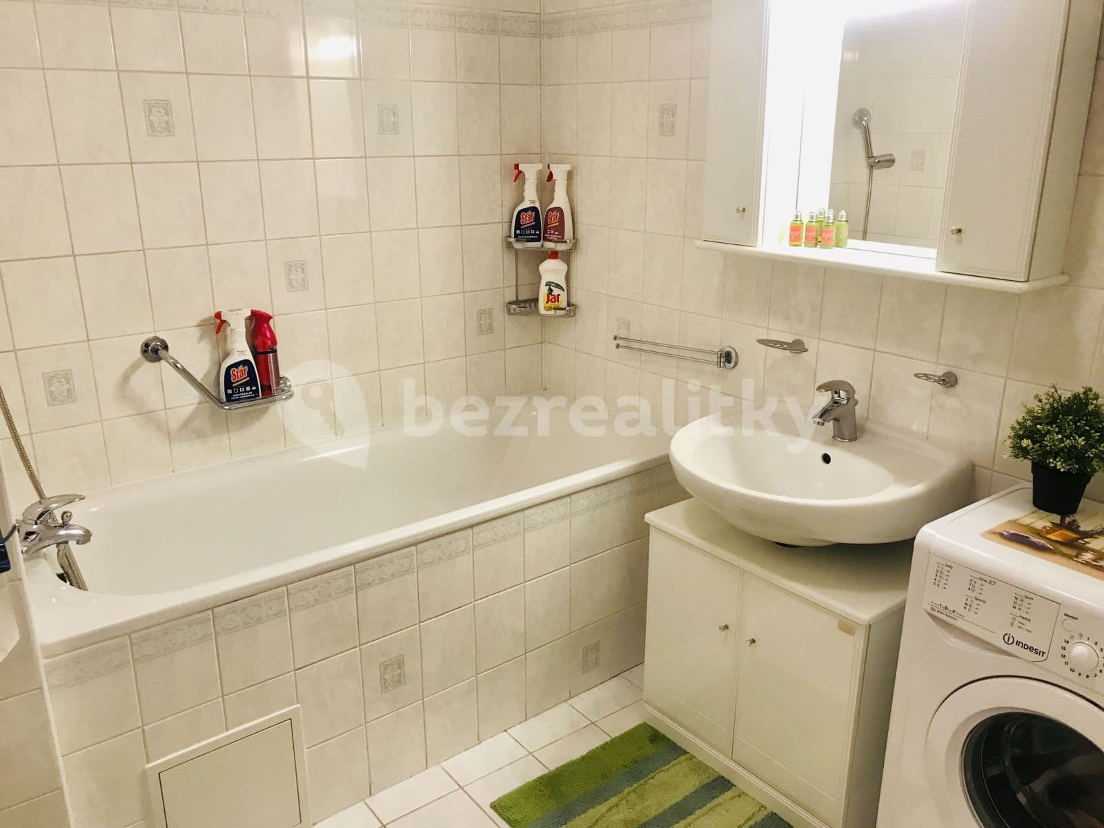Prenájom bytu 1-izbový 40 m², Počernická, Praha, Praha Prenájom bytu 1-izbový 40 m², Počernická, Praha, Praha