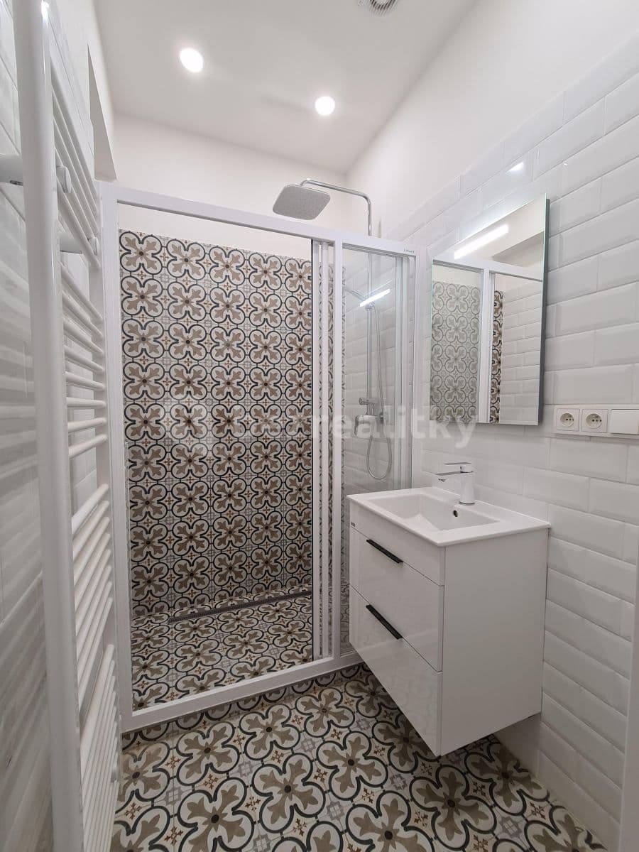 Prenájom bytu 1-izbový 28 m², Nádražní, Praha, Praha Prenájom bytu 1-izbový 28 m², Nádražní, Praha, Praha