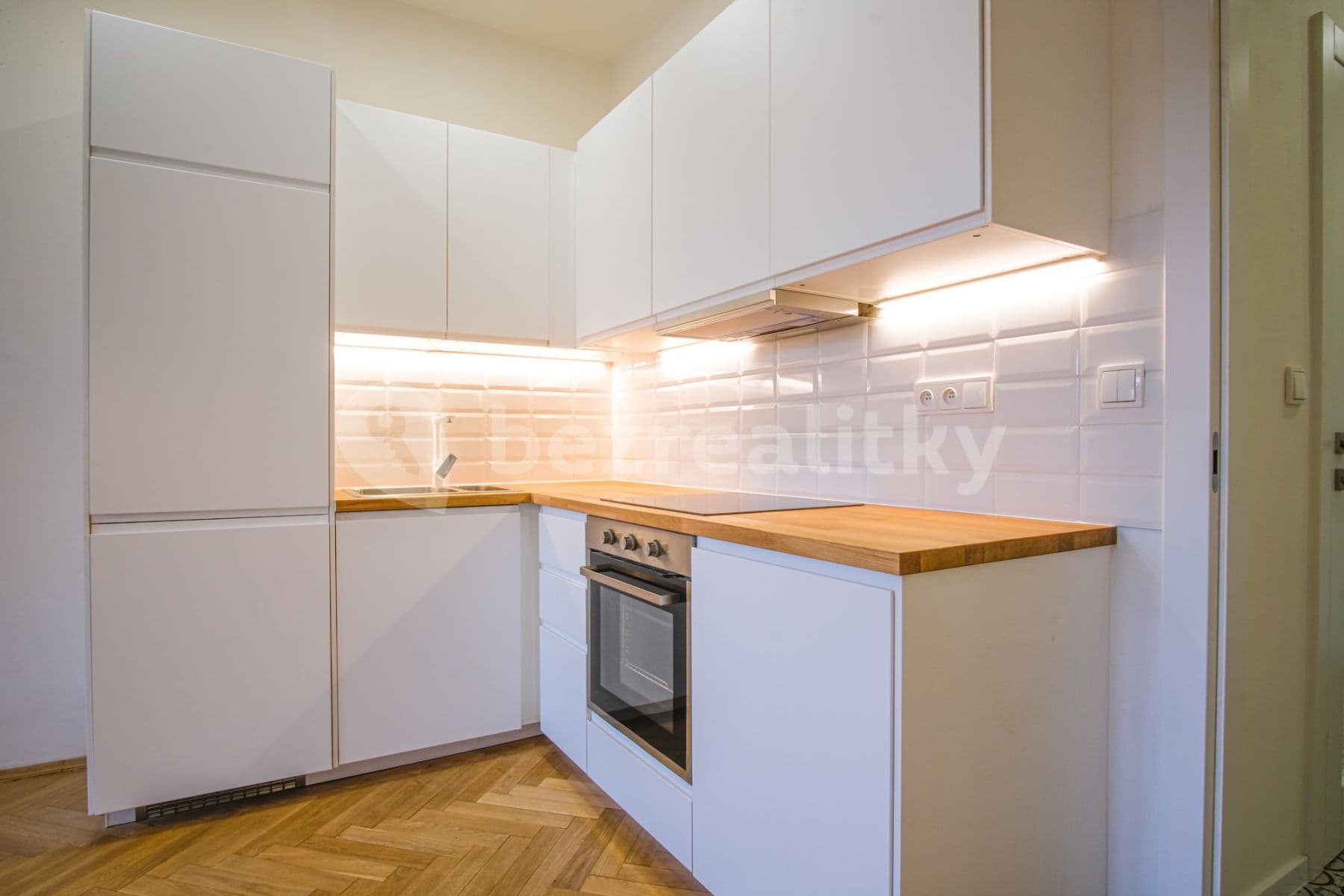 Prenájom bytu 1-izbový 28 m², Nádražní, Praha, Praha Prenájom bytu 1-izbový 28 m², Nádražní, Praha, Praha