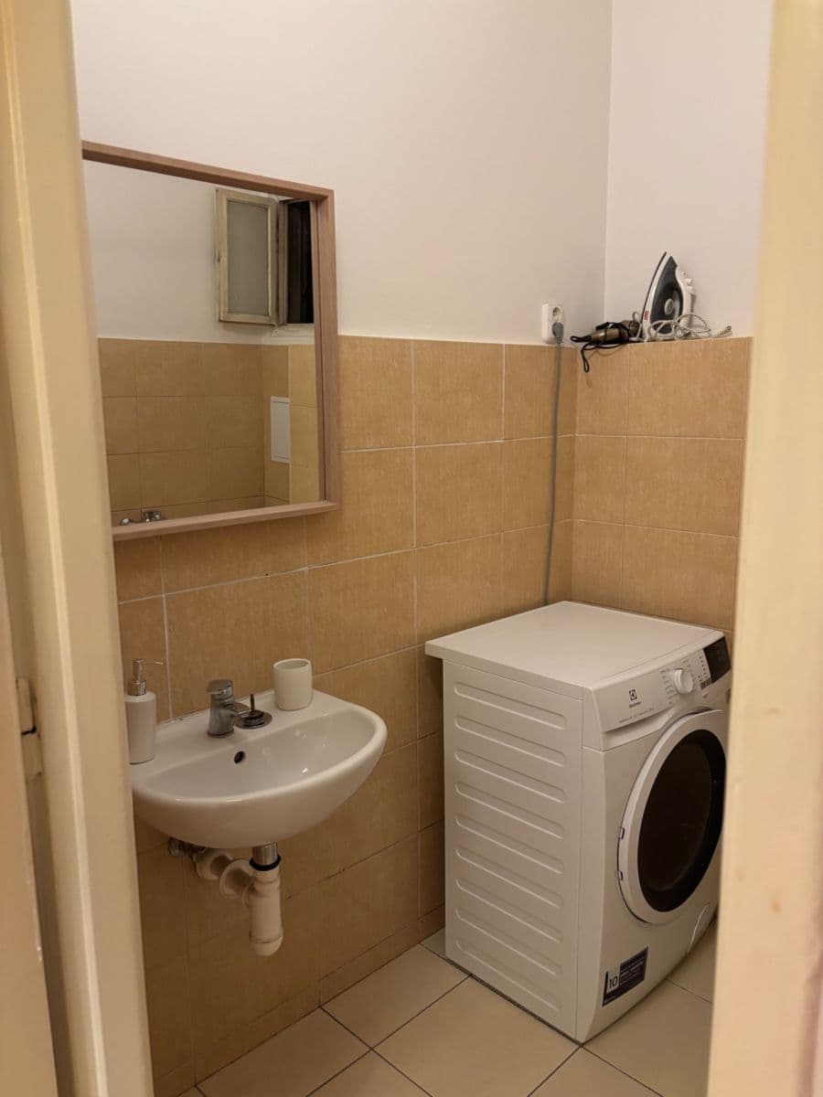 Prenájom bytu 1-izbový 34 m², Londýnská, Praha, Praha Prenájom bytu 1-izbový 34 m², Londýnská, Praha, Praha