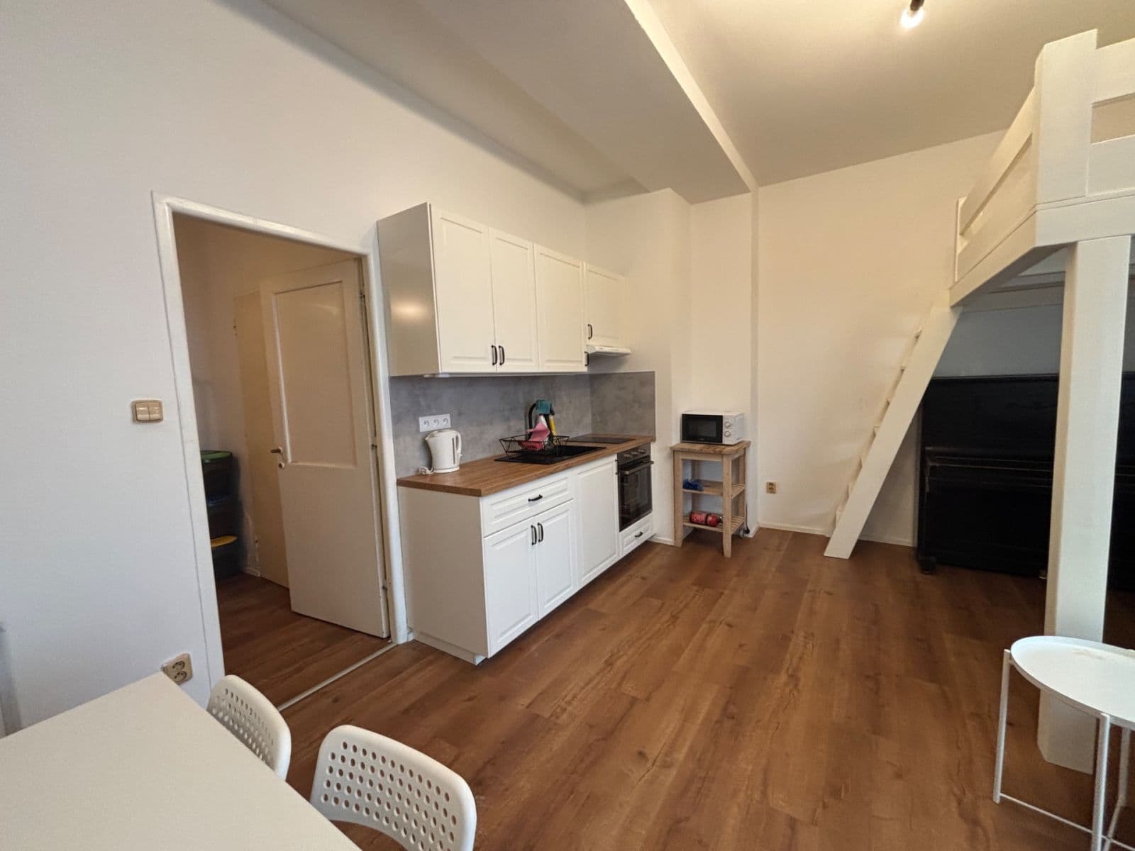 Prenájom bytu 1-izbový 34 m², Londýnská, Praha, Praha Prenájom bytu 1-izbový 34 m², Londýnská, Praha, Praha