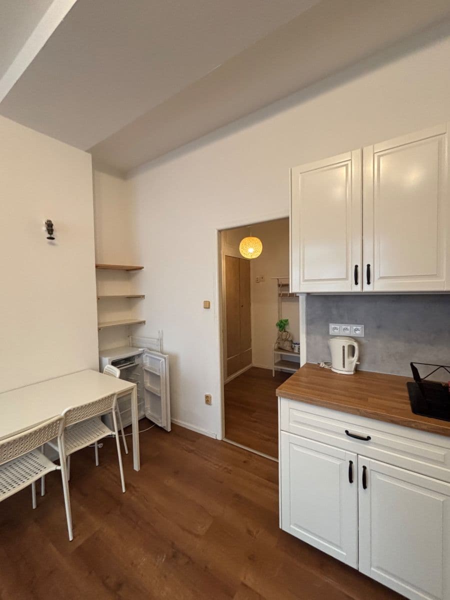 Prenájom bytu 1-izbový 34 m², Londýnská, Praha, Praha Prenájom bytu 1-izbový 34 m², Londýnská, Praha, Praha