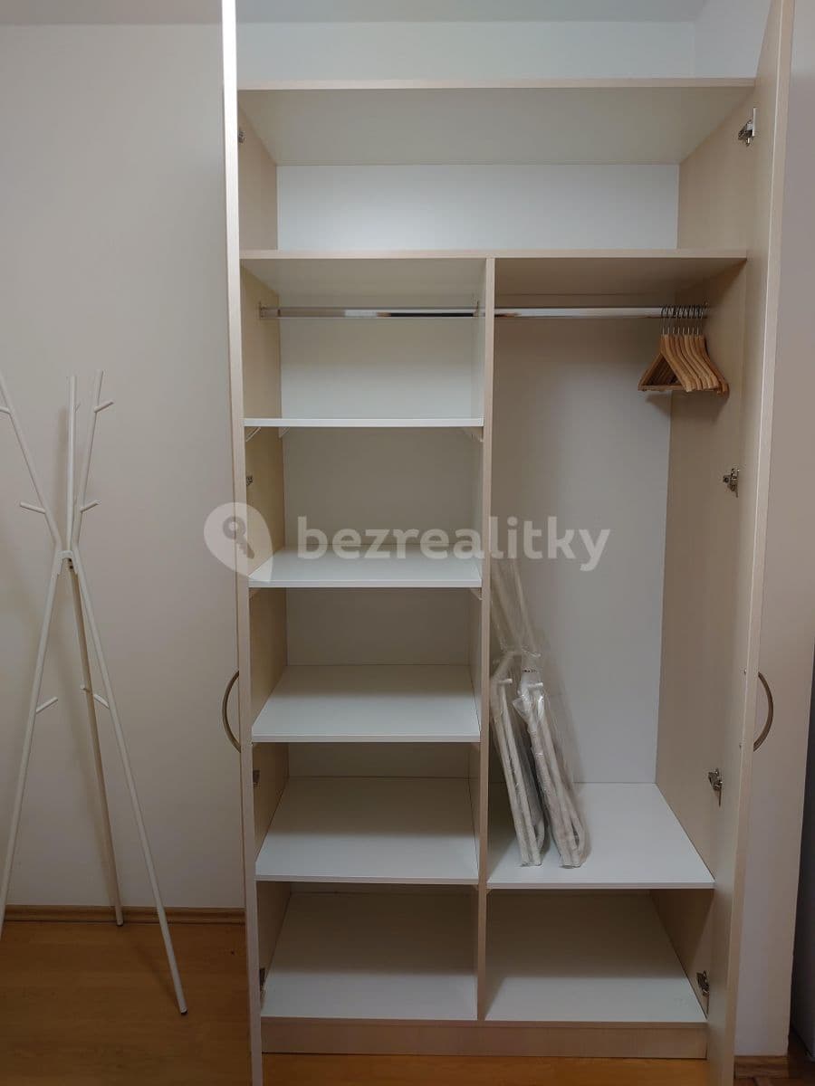 Prenájom bytu Garsoniéra 29 m², Malokarpatské námestie, Lamač, Bratislavský kraj Prenájom bytu Garsoniéra 29 m², Malokarpatské námestie, Lamač, Bratislavský kraj