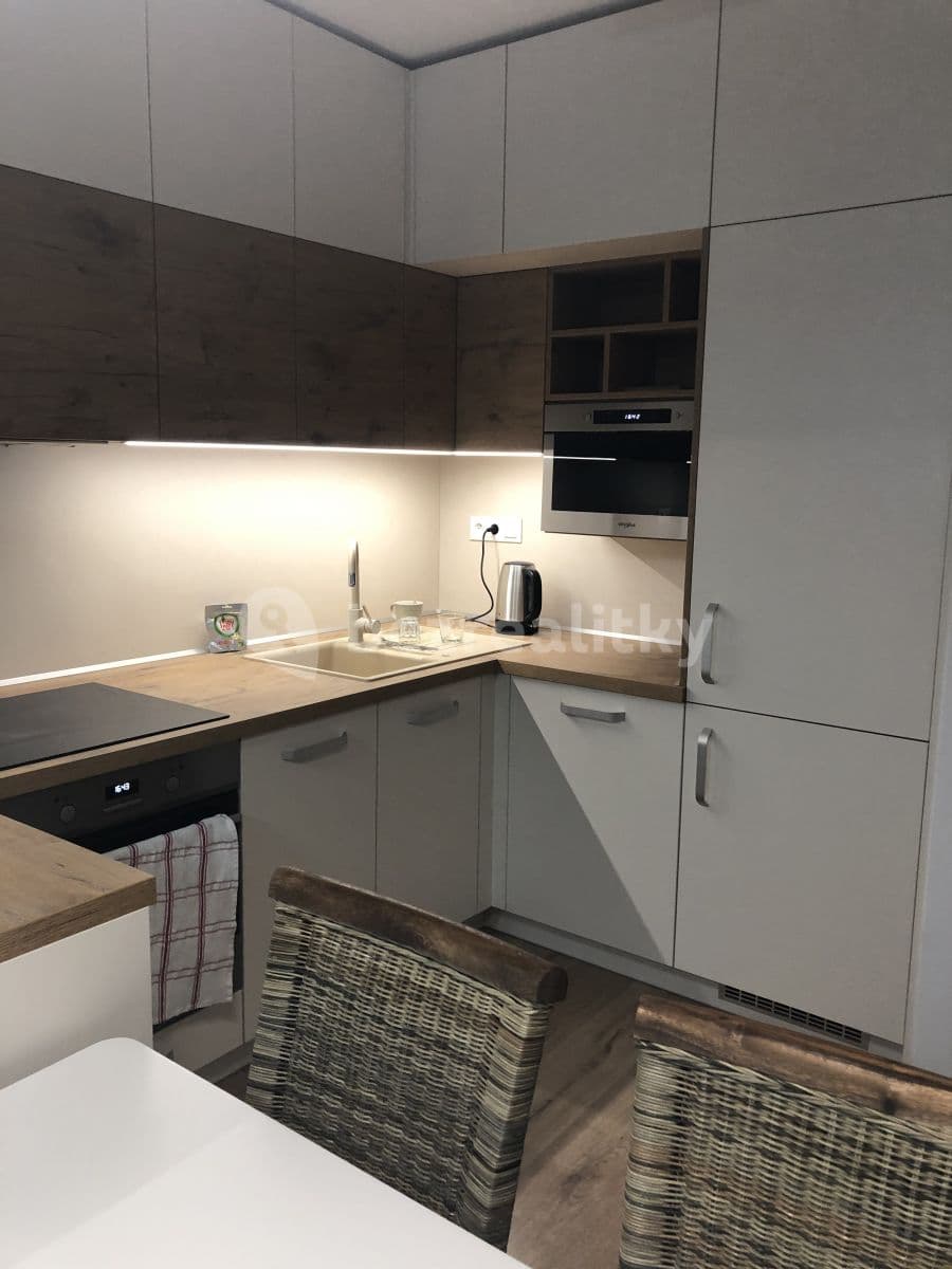 Prenájom bytu 3-izbový 83 m², Jarabinková, Ružinov, Bratislavský kraj Prenájom bytu 3-izbový 83 m², Jarabinková, Ružinov, Bratislavský kraj