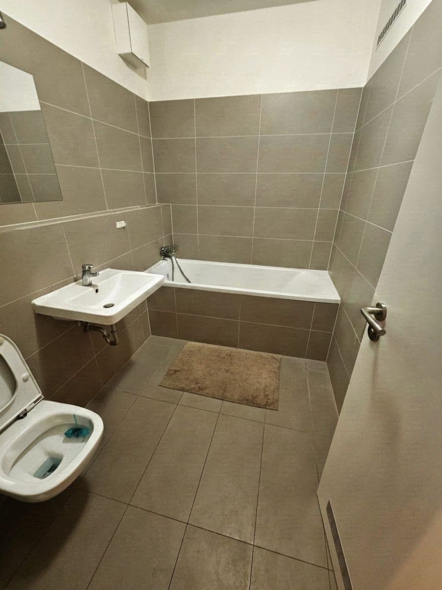 Prenájom bytu 2-izbový 76 m², Škrábkových, Praha, Praha Prenájom bytu 2-izbový 76 m², Škrábkových, Praha, Praha