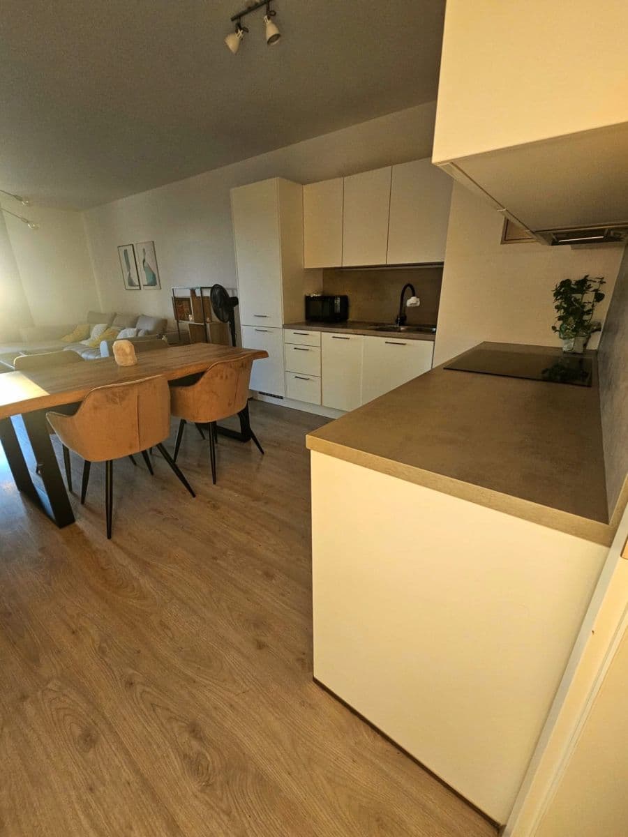 Prenájom bytu 2-izbový 76 m², Škrábkových, Praha, Praha Prenájom bytu 2-izbový 76 m², Škrábkových, Praha, Praha