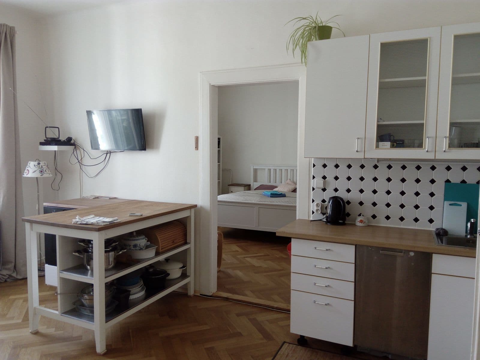 Prenájom bytu 3-izbový 88 m², Ostromečská, Praha, Praha Prenájom bytu 3-izbový 88 m², Ostromečská, Praha, Praha