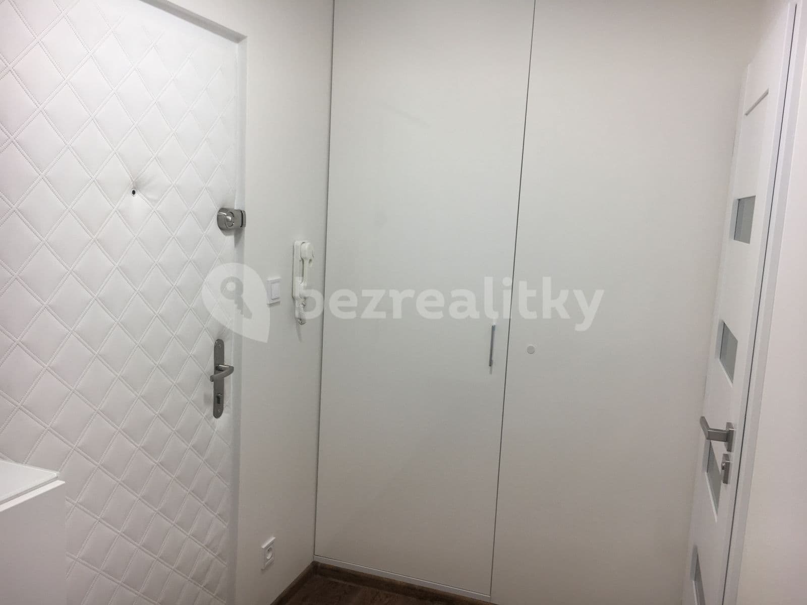 Prenájom bytu 2-izbový 45 m², Nevanova, Praha, Praha Prenájom bytu 2-izbový 45 m², Nevanova, Praha, Praha