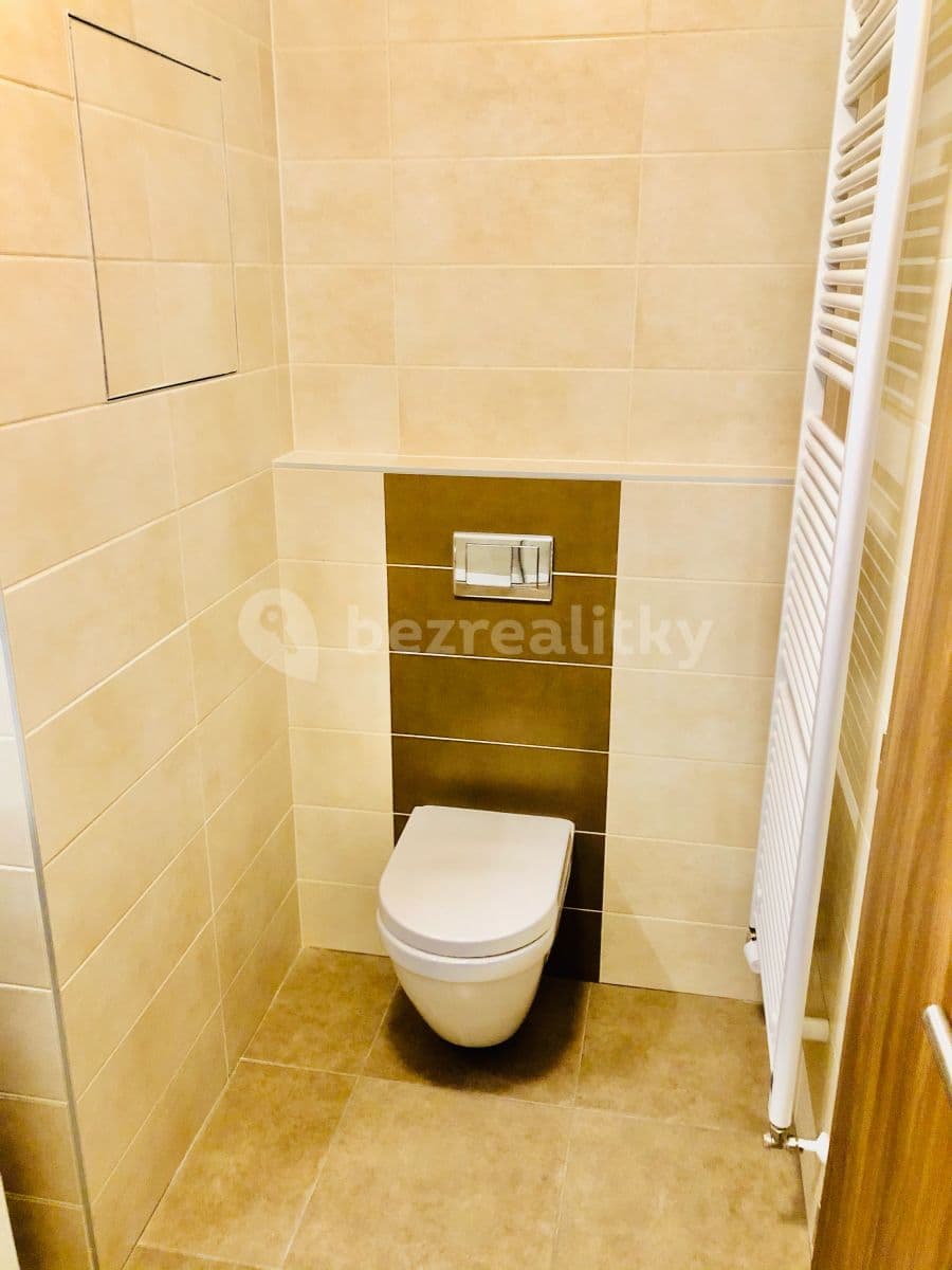 Prenájom bytu 1-izbový 30 m², Na Spravedlnosti, Pardubice, Pardubický kraj Prenájom bytu 1-izbový 30 m², Na Spravedlnosti, Pardubice, Pardubický kraj