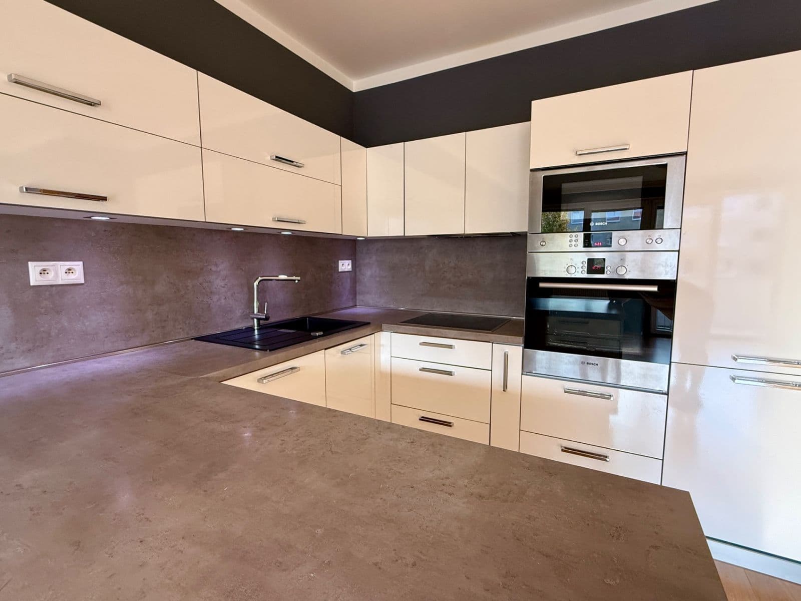 Prenájom bytu 3-izbový 92 m², Kytlická, Praha, Praha Prenájom bytu 3-izbový 92 m², Kytlická, Praha, Praha