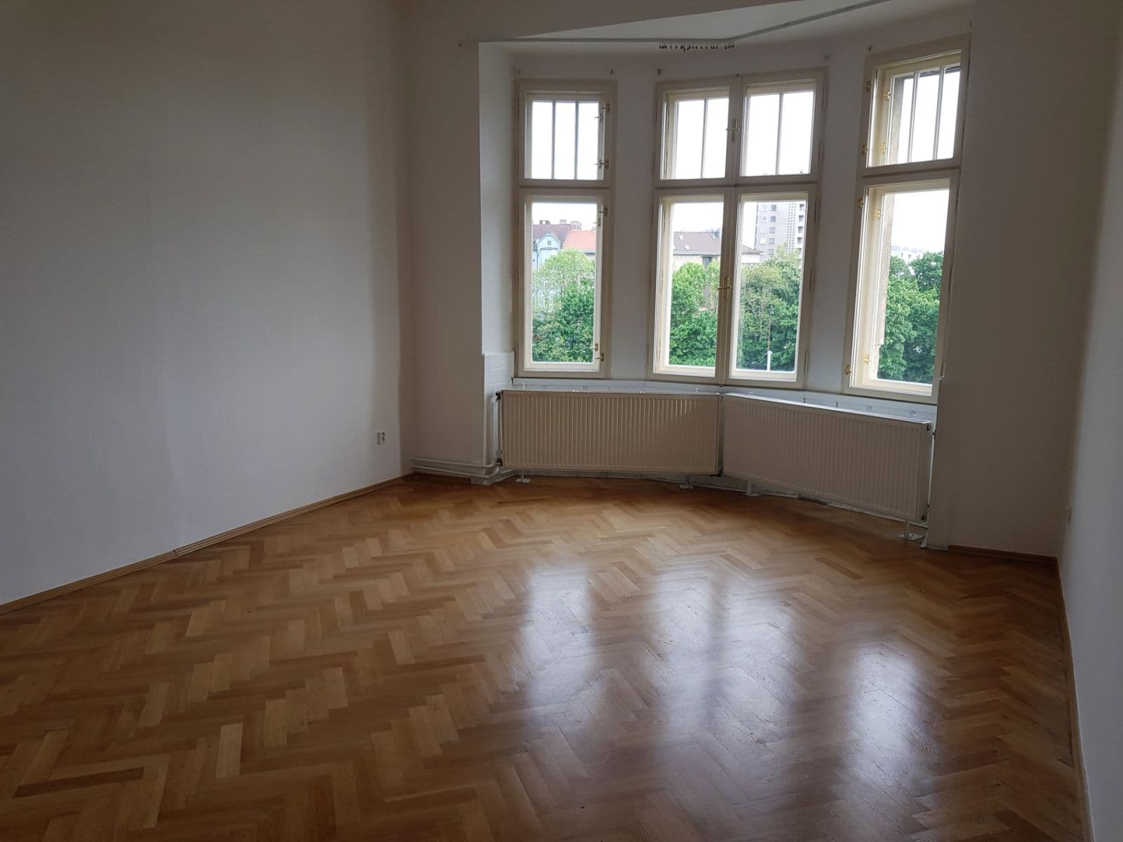 Prenájom bytu 4-izbový 115 m², Hálkova, Plzeň, Plzeňský kraj Prenájom bytu 4-izbový 115 m², Hálkova, Plzeň, Plzeňský kraj
