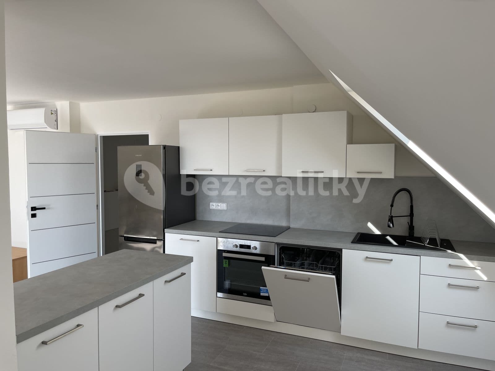 Prenájom bytu 3-izbový 120 m², Severní, Horoměřice, Středočeský kraj Prenájom bytu 3-izbový 120 m², Severní, Horoměřice, Středočeský kraj