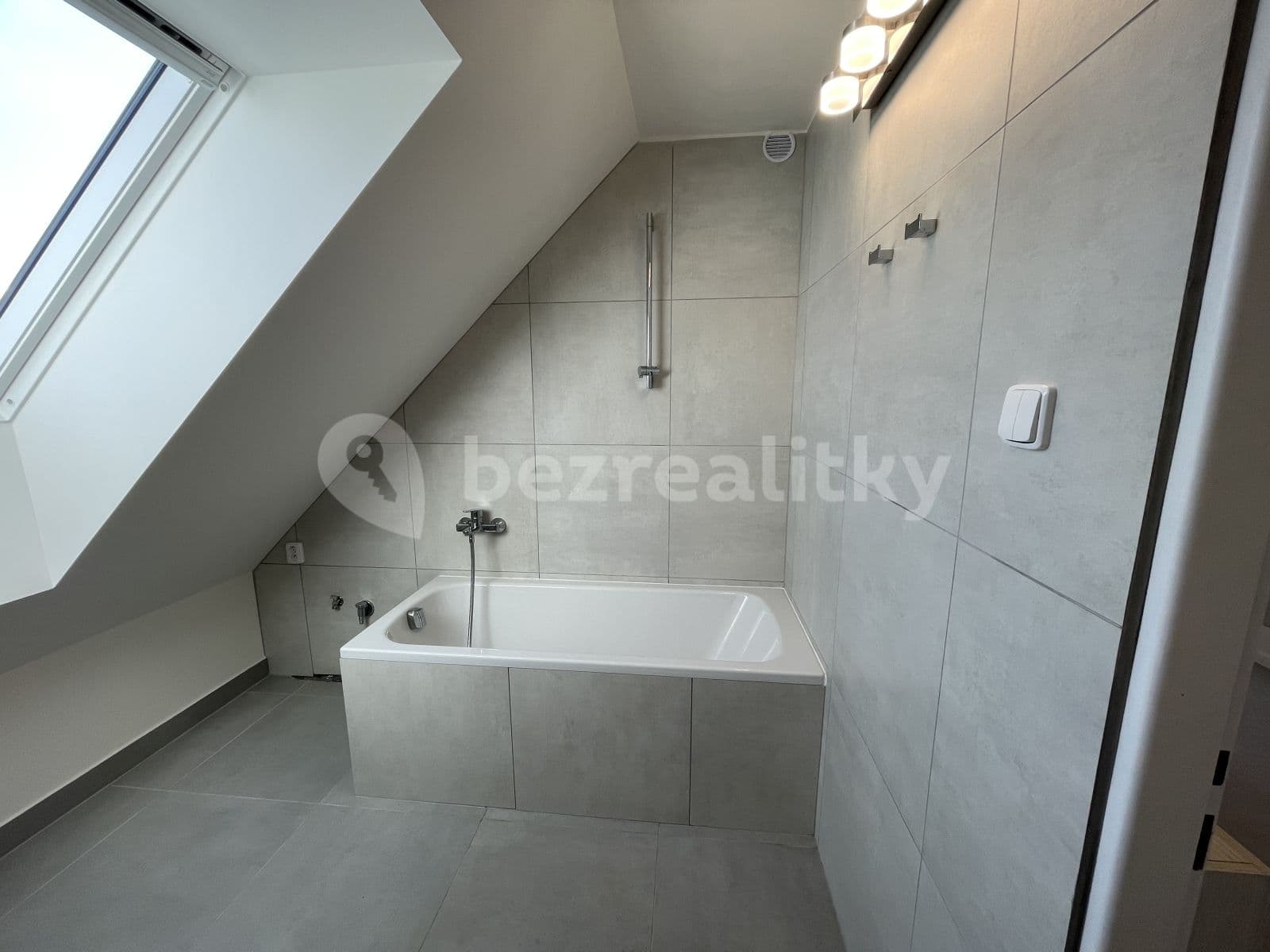 Prenájom bytu 3-izbový 120 m², Severní, Horoměřice, Středočeský kraj Prenájom bytu 3-izbový 120 m², Severní, Horoměřice, Středočeský kraj
